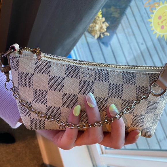 Louis Vuitton - Picture 1 of 7